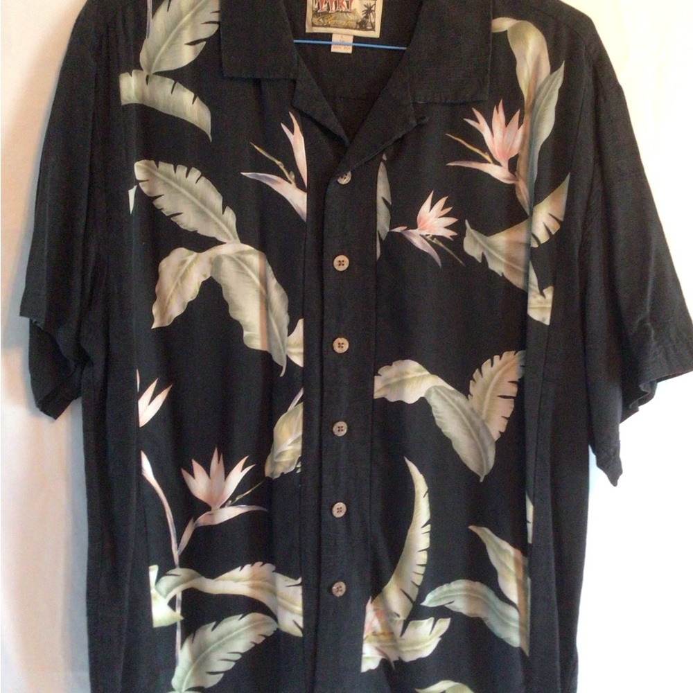 Men’s black w/floral pattern short sleeve shirt
